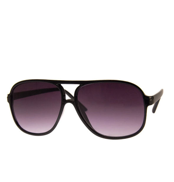 Aviator sunglasses with black frame and dark blueish-gray lenses