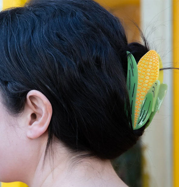 Model wears an ear of corn hair claw clip in a twist style
