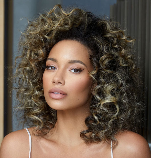 Model with voluminous, defined curls