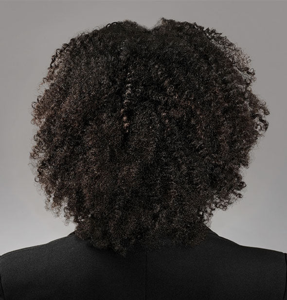 Hair with a very tight, textured curl pattern shows results of styling with Oribe's Curl Gelée for Shine & Definition