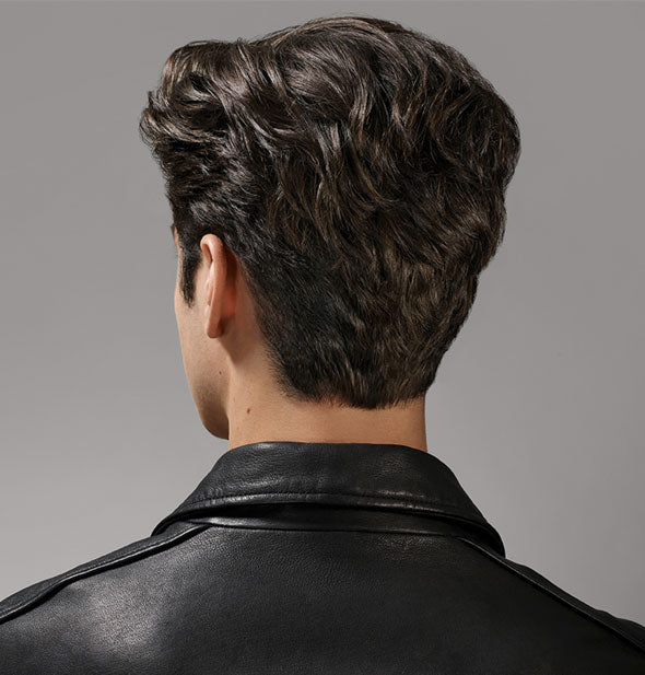 Short, slightly wavy hair styled with Oribe Dry Texturizing Spray