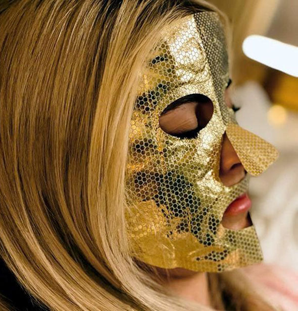 Model demonstrates use of a Popmask Glow Getter Self-Warming Steam Mask