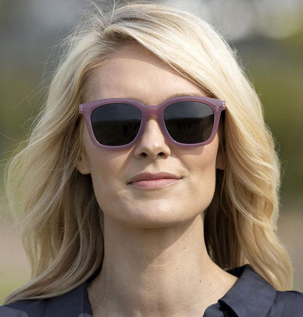 A model wears Peepers Endless Summer Sunglasses in Purple.