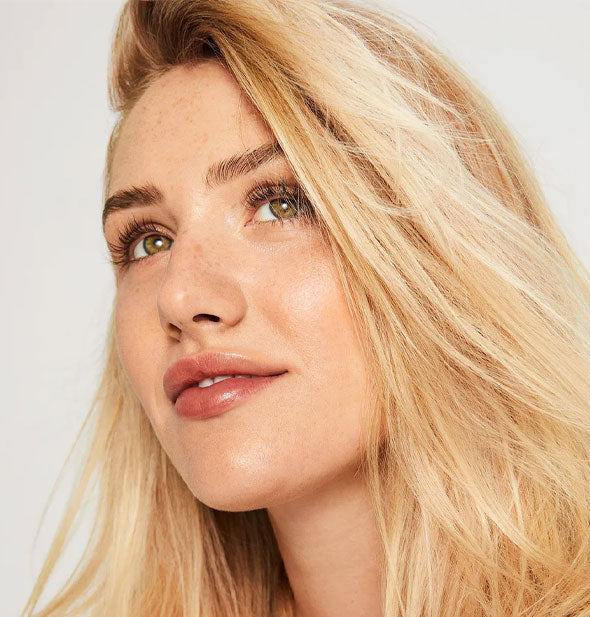 Model with healthy-looking blonde hair